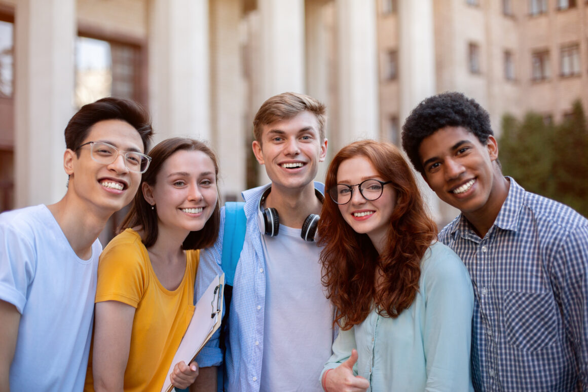 uśmiechnięci studenci na uczelni