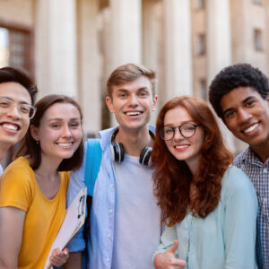 uśmiechnięci studenci na uczelni