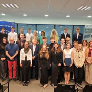 Zdjęcie grupowe stypendystów i Rady Fundacji