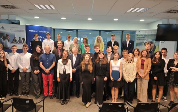 Zdjęcie grupowe stypendystów i Rady Fundacji