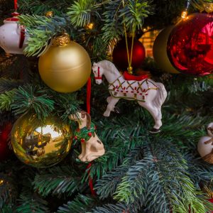 świąteczna choinka z kolorowymi bombkami