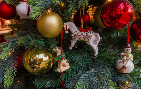 świąteczna choinka z kolorowymi bombkami