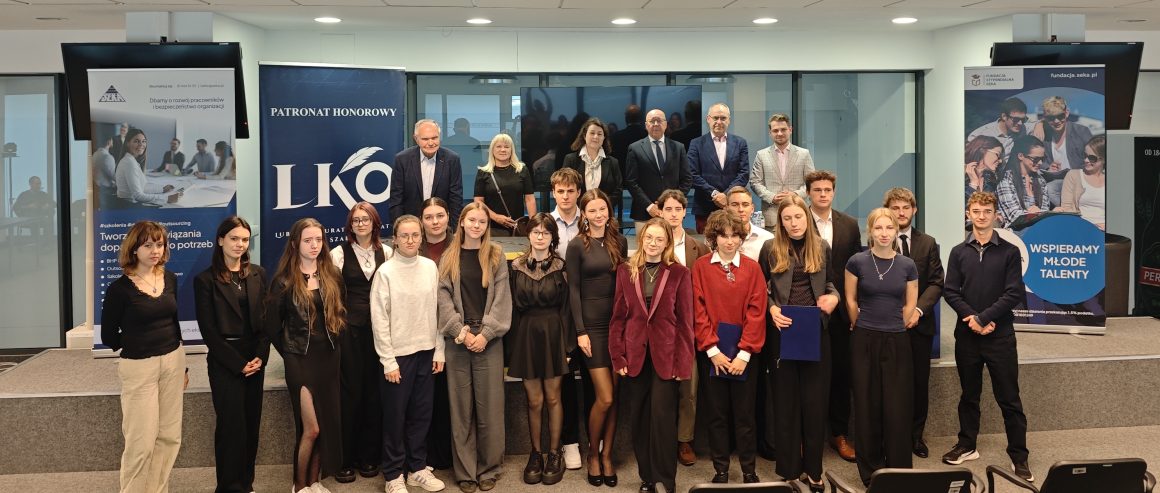 Uroczyste przyznanie stypendiów młodzieży z IV edycji programu stypendialnego stypendyści z Prezesem i Radą Fundacji SEKA